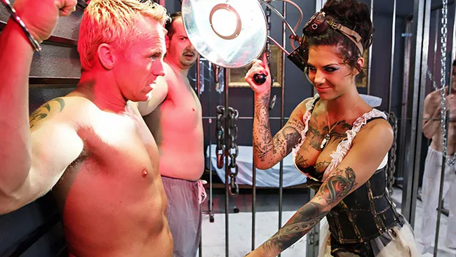Bonnie Rotten rehin aldığı erkeklerle sikişti